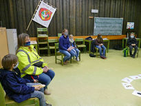 Symbolische Mantelteilung mit den Kommunionkindern (Foto: Karl-Franz Thiede)